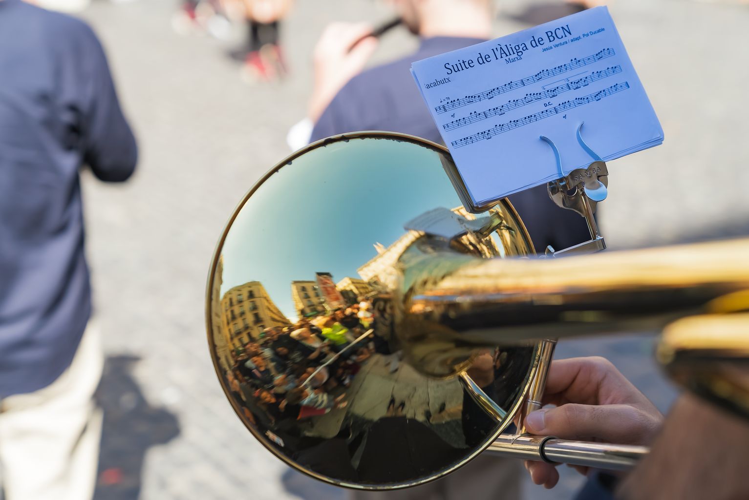 Trompeta amb la partitura de la suite L’Àliga de Barcelona en el moment que surt a ballar l’Àliga a la plaça de Sant Jaume amb motiu de les festes de la Mercè 2025