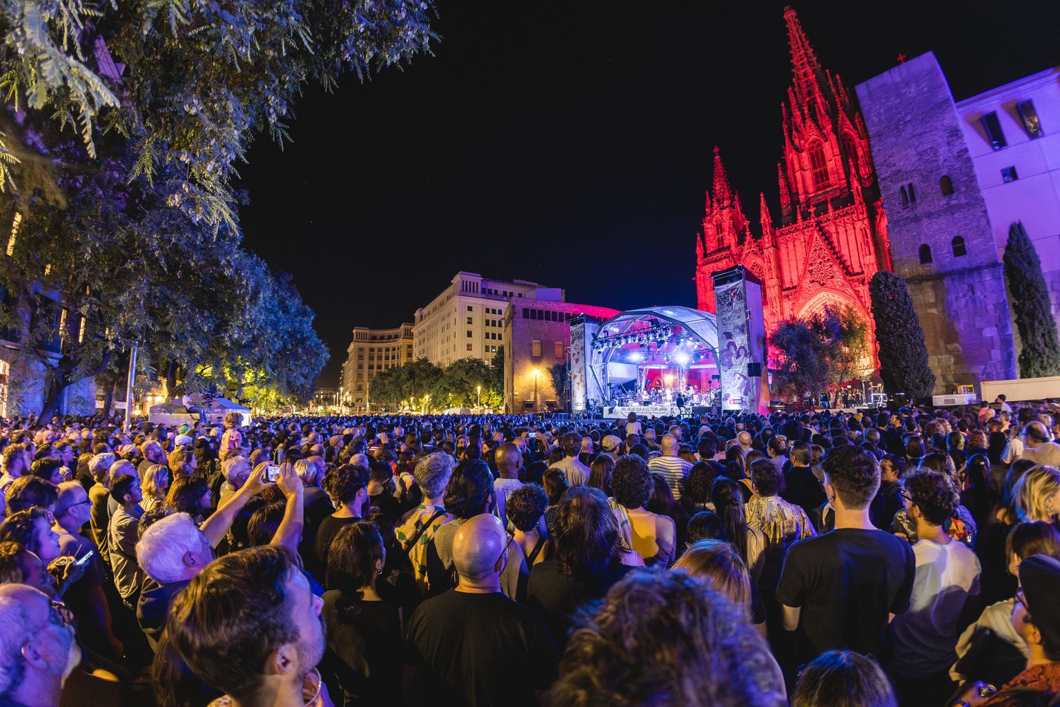 Públic assistent al concert “Mil veus per a Víctor Jara” a l’avinguda de la Catedral