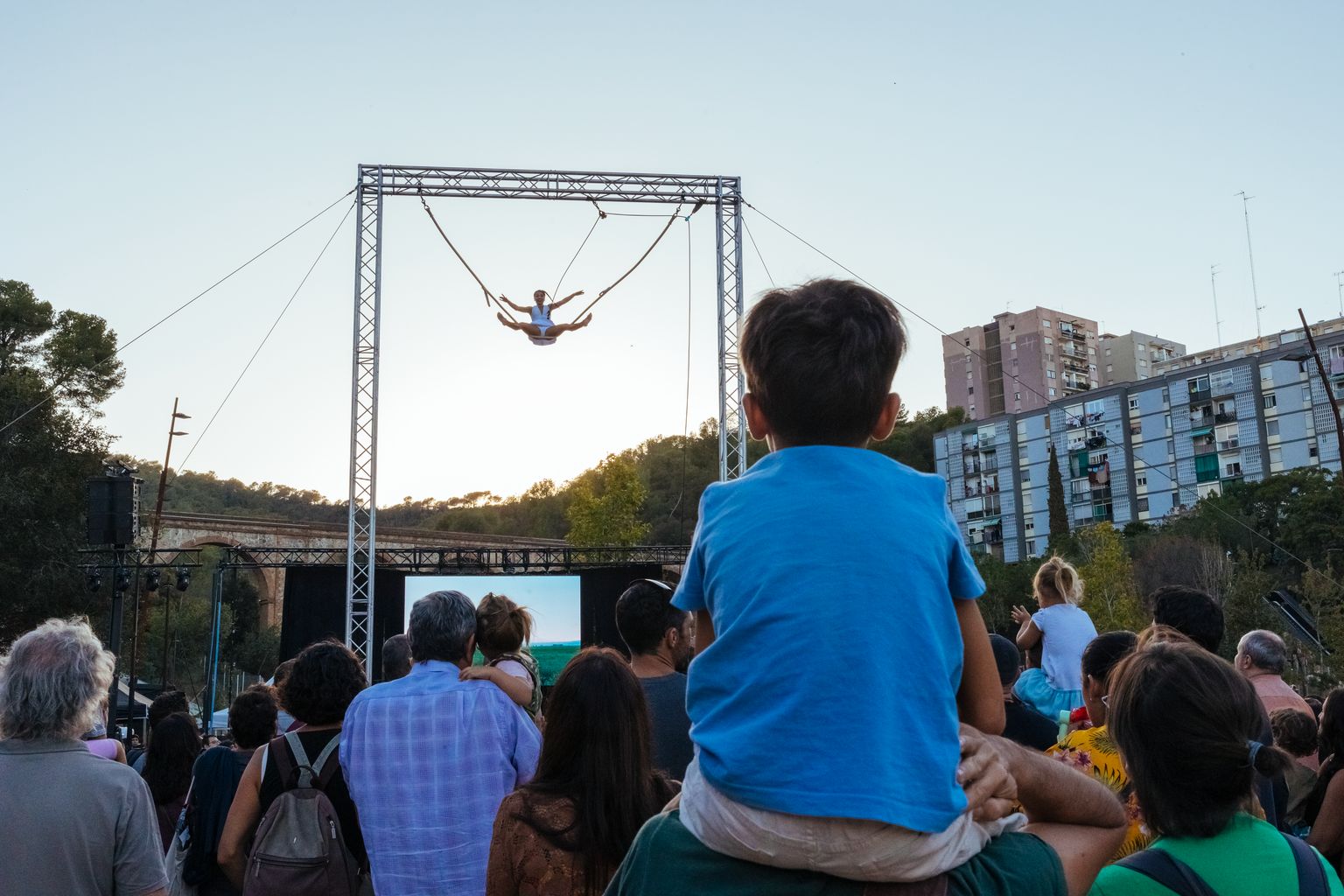Espectacle de circ al parc de l’Aqüeducte amb motiu de la festa del 30è aniversari de Pallassos Sense Fronteres
