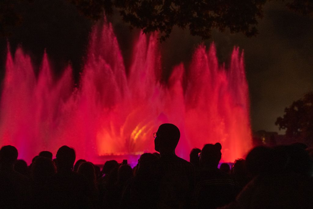 Font màgica de Montjuïc il·luminada de color vermell en el piromusical de la Mercè 2025