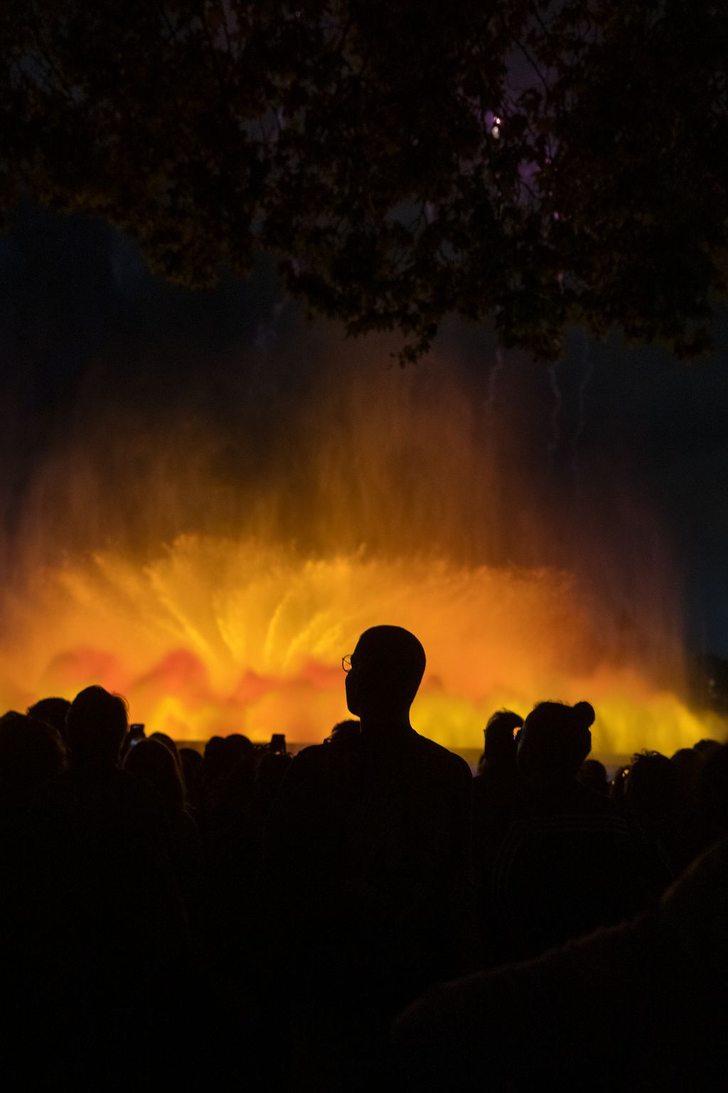 Font màgica de Montjuïc il·luminada de color groc en el piromusical de la Mercè 2025