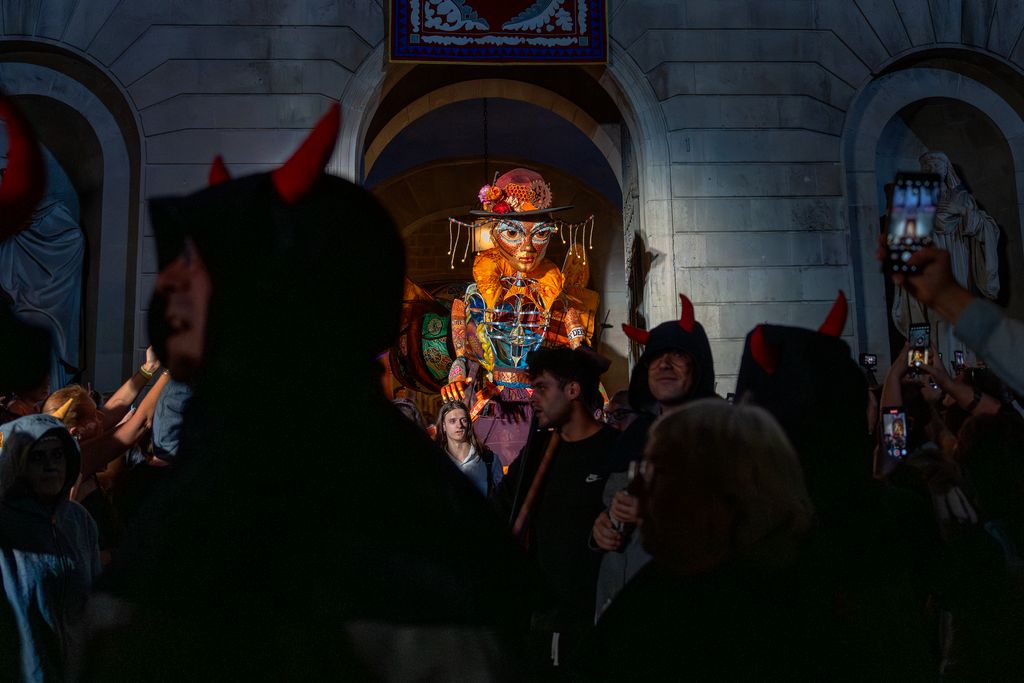 Els Diables a la plaça de Sant Jaume amb motiu de les festes de la Mercè 2025, mentre surt de l’Ajuntament la Beast Bee, símbol de Manchester, ciutat convidada de la Mercè 2025