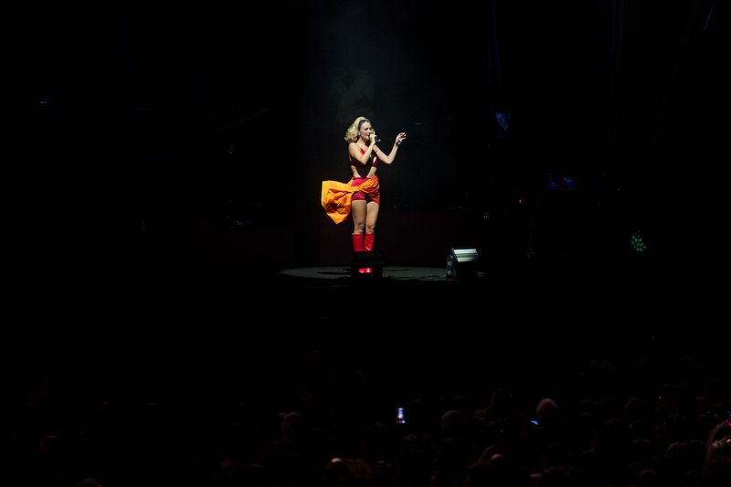 <div class='imageHoverDetail'>
             <p class='imageHoverTitle twoLineBreak'>Rigoberta Bandini a l’escenari de la platja del Bogatell a les festes de la M...</p>
             <p class='imageHoverAutor oneLineBreak'>Autor: Laura Guerrero</p>
             <button class='imageHoverBtn'>Mostra els detalls de la imatge <span class='sr-only'>Rigoberta Bandini a l’escenari de la platja del Bogatell a les festes de la M...</span></button>
             </div>