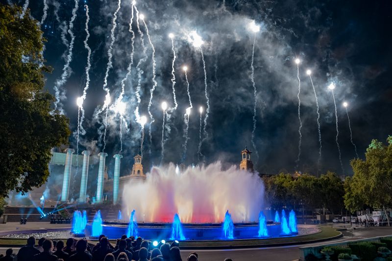 <div class='imageHoverDetail'>
             <p class='imageHoverTitle twoLineBreak'>Font màgica de Montjuïc il·luminada en el piromusical de la Mercè 2025</p>
             <p class='imageHoverAutor oneLineBreak'>Autor: Laura Guerrero</p>
             <button class='imageHoverBtn'>Mostra els detalls de la imatge <span class='sr-only'>Font màgica de Montjuïc il·luminada en el piromusical de la Mercè 2025</span></button>
             </div>