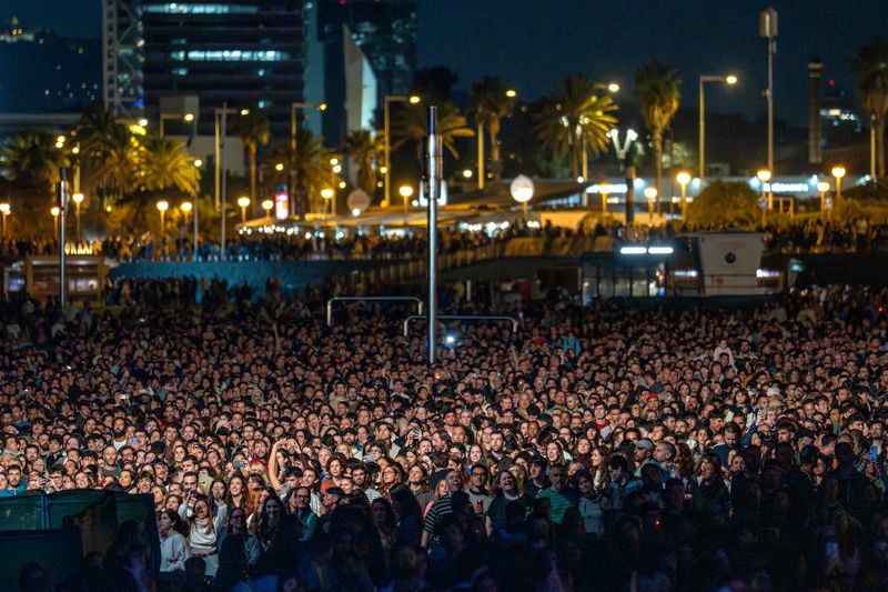 <div class='imageHoverDetail'>
             <p class='imageHoverTitle twoLineBreak'>Vista general dels assistents al concert de Rigoberta Bandini a les festes de...</p>
             <p class='imageHoverAutor oneLineBreak'>Autor: Laura Guerrero</p>
             <button class='imageHoverBtn'>Mostra els detalls de la imatge <span class='sr-only'>Vista general dels assistents al concert de Rigoberta Bandini a les festes de...</span></button>
             </div>