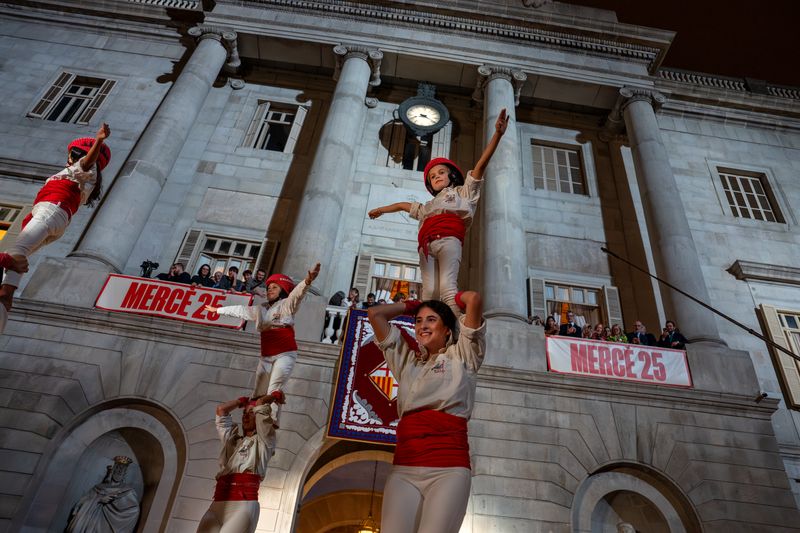 <div class='imageHoverDetail'>
             <p class='imageHoverTitle twoLineBreak'>Castellers a la plaça de Sant Jaume al toc d’inici de les festes de la Mercè ...</p>
             <p class='imageHoverAutor oneLineBreak'>Autor: Laura Guerrero</p>
             <button class='imageHoverBtn'>Mostra els detalls de la imatge <span class='sr-only'>Castellers a la plaça de Sant Jaume al toc d’inici de les festes de la Mercè ...</span></button>
             </div>
