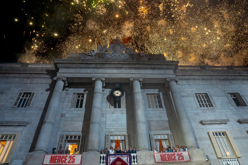 <div class='imageHoverDetail'>
             <p class='imageHoverTitle twoLineBreak'>Focs artificials a la façana de l’Ajuntament, com a toc d’inici de la Mercè 2...</p>
             <p class='imageHoverAutor oneLineBreak'>Autor: Laura Guerrero</p>
             <button class='imageHoverBtn'>Mostra els detalls de la imatge <span class='sr-only'>Focs artificials a la façana de l’Ajuntament, com a toc d’inici de la Mercè 2...</span></button>
             </div>